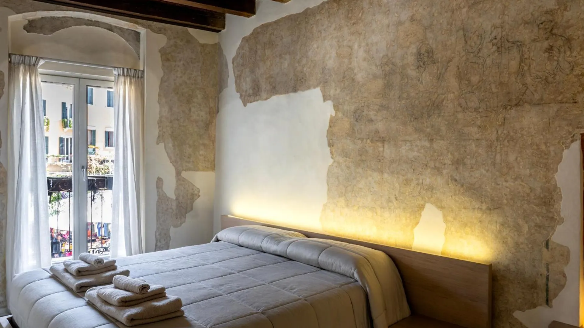 Luxury Apartment On Piazza Erbe Verona Italy