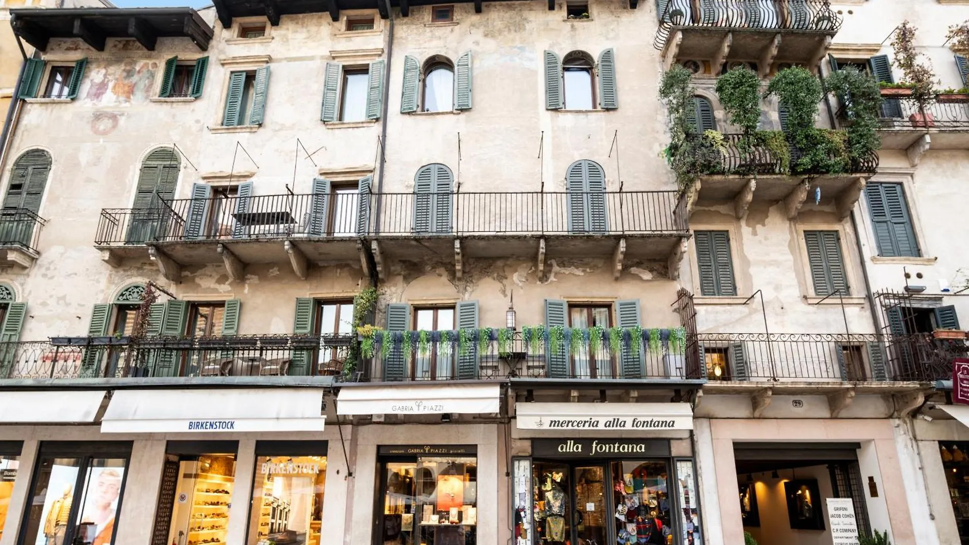 Luxury Apartment On Piazza Erbe Verona