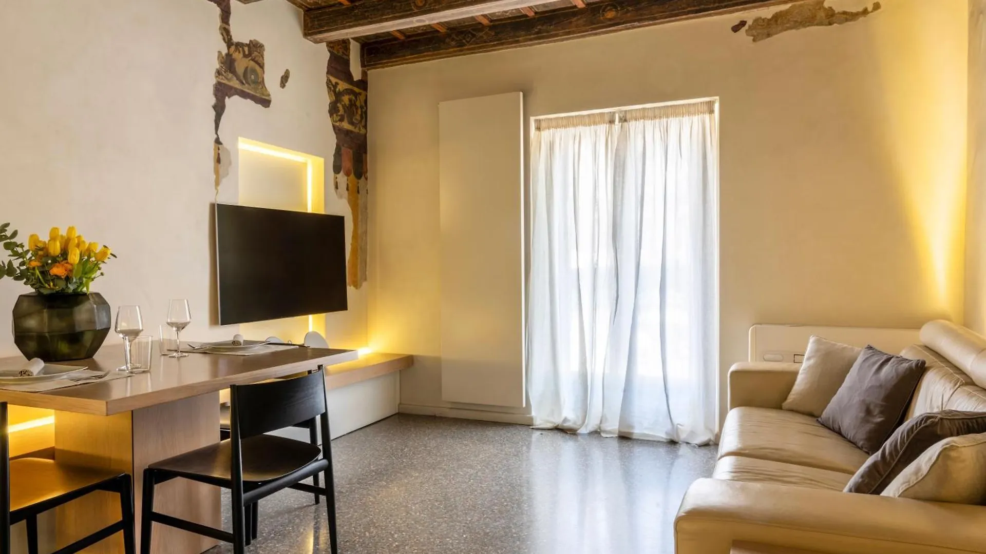 Luxury Apartment On Piazza Erbe Verona